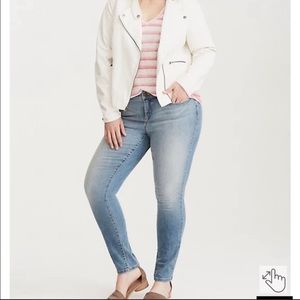 Torrid CURVY SKINNY JEAN - LIGHT WASH 20S